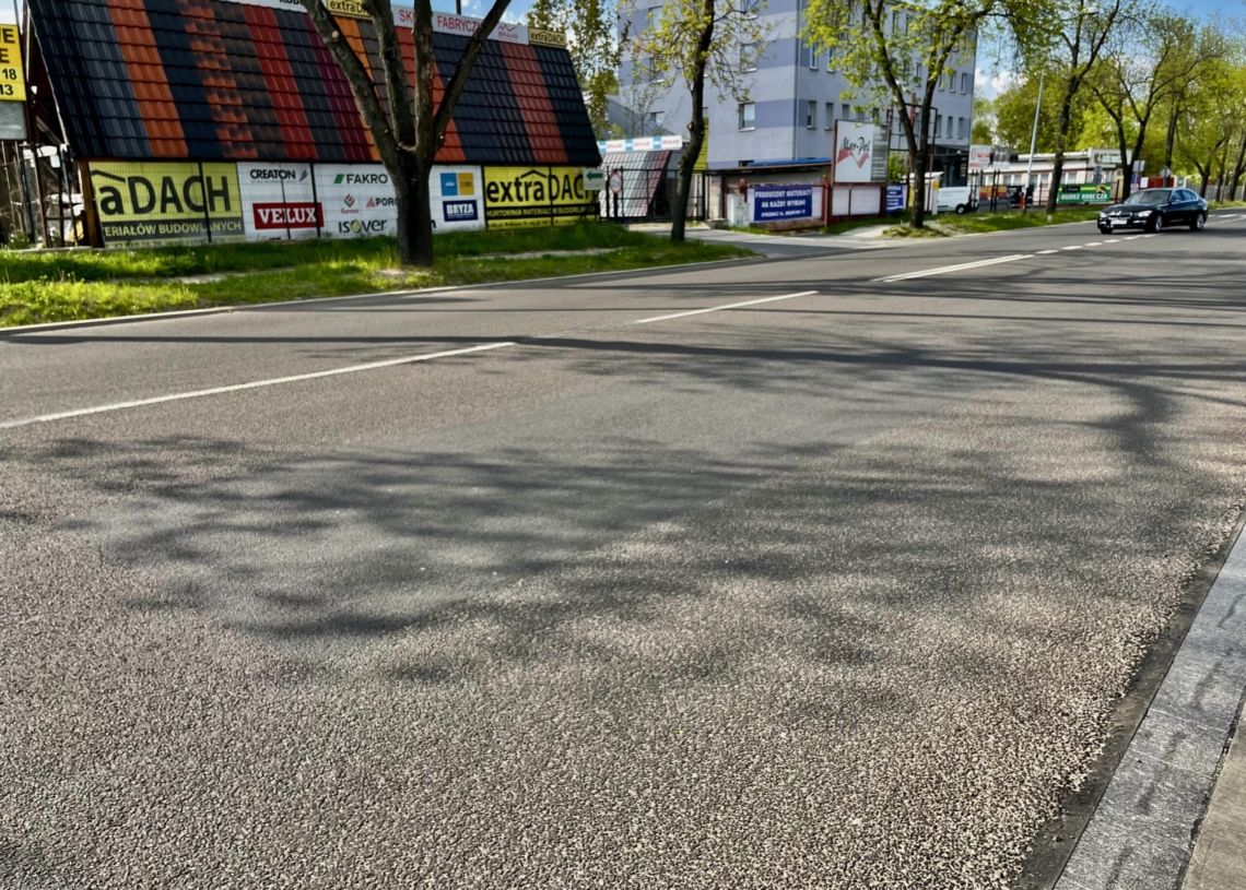 Na dopiero co wyremontowanej Brukowej ostatnio łatano dziury. Czy to prace gwarancyjne? [ZDJĘCIA]