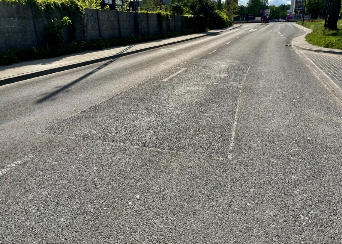 Na dopiero co wyremontowanej Brukowej ostatnio łatano dziury. Czy to prace gwarancyjne? [ZDJĘCIA]