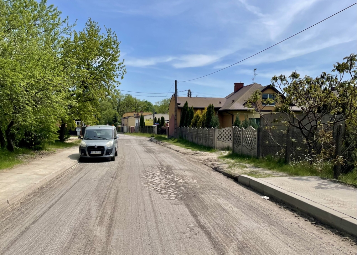 Mija 11 miesięcy od rozpoczęcia budowy kanalizacji na Młynku. Nadal dojazd do terenu rekreacyjnego jest utrudniony [ZDJĘCIA]
