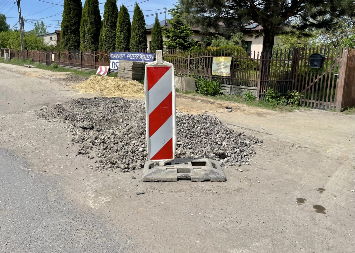 Mija 11 miesięcy od rozpoczęcia budowy kanalizacji na Młynku. Nadal dojazd do terenu rekreacyjnego jest utrudniony [ZDJĘCIA]