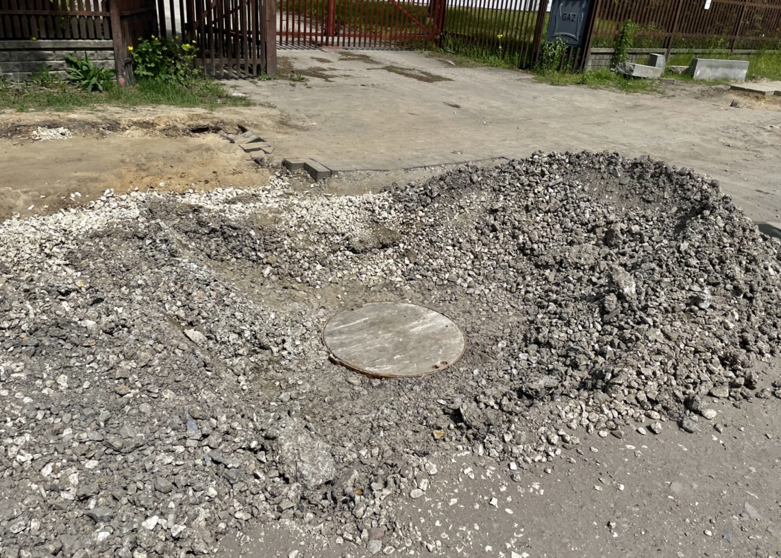 Mija 11 miesięcy od rozpoczęcia budowy kanalizacji na Młynku. Nadal dojazd do terenu rekreacyjnego jest utrudniony [ZDJĘCIA]