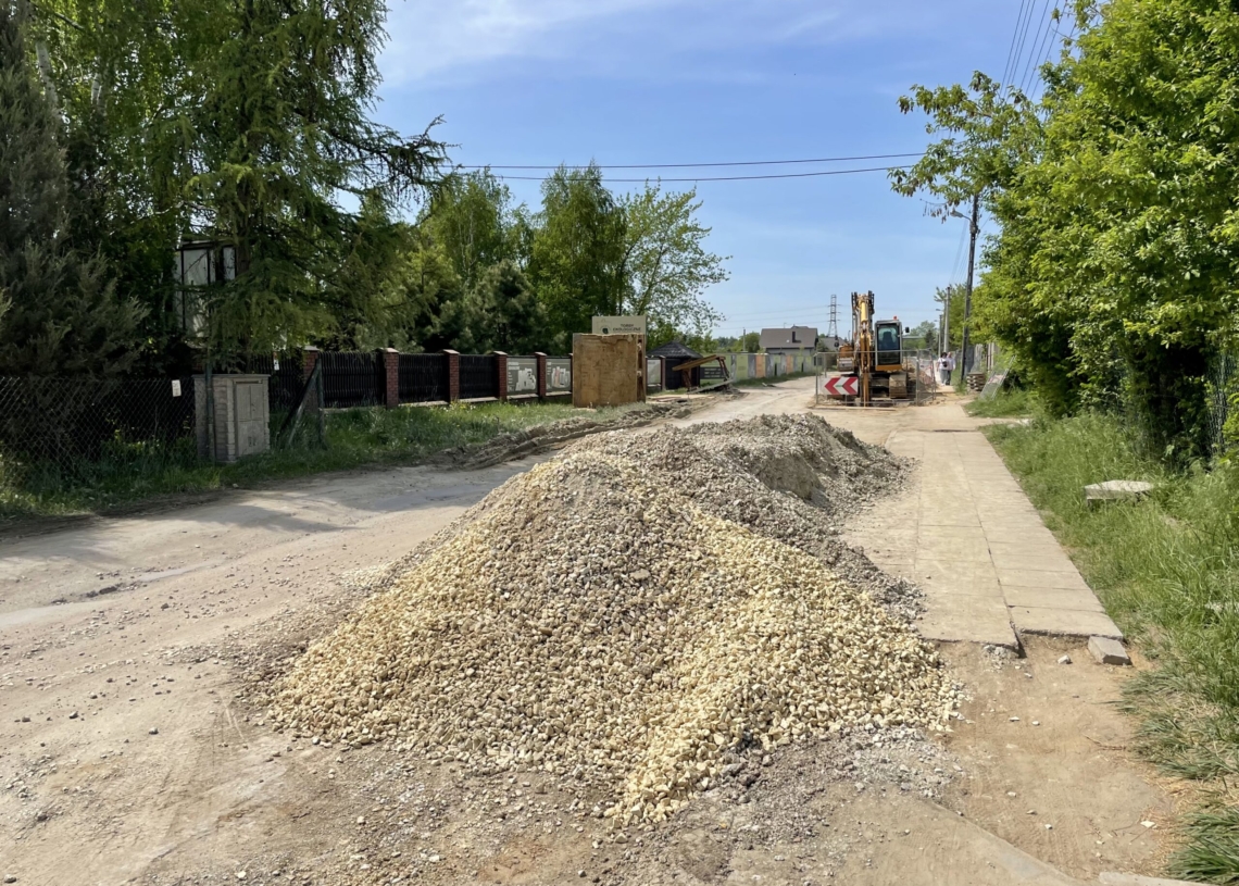 Mija 11 miesięcy od rozpoczęcia budowy kanalizacji na Młynku. Nadal dojazd do terenu rekreacyjnego jest utrudniony [ZDJĘCIA]