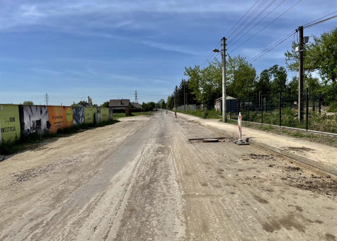 Mija 11 miesięcy od rozpoczęcia budowy kanalizacji na Młynku. Nadal dojazd do terenu rekreacyjnego jest utrudniony [ZDJĘCIA]