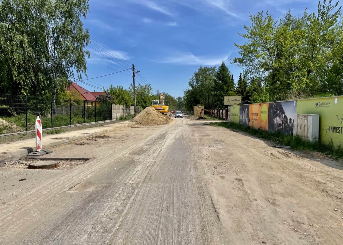 Mija 11 miesięcy od rozpoczęcia budowy kanalizacji na Młynku. Nadal dojazd do terenu rekreacyjnego jest utrudniony [ZDJĘCIA]
