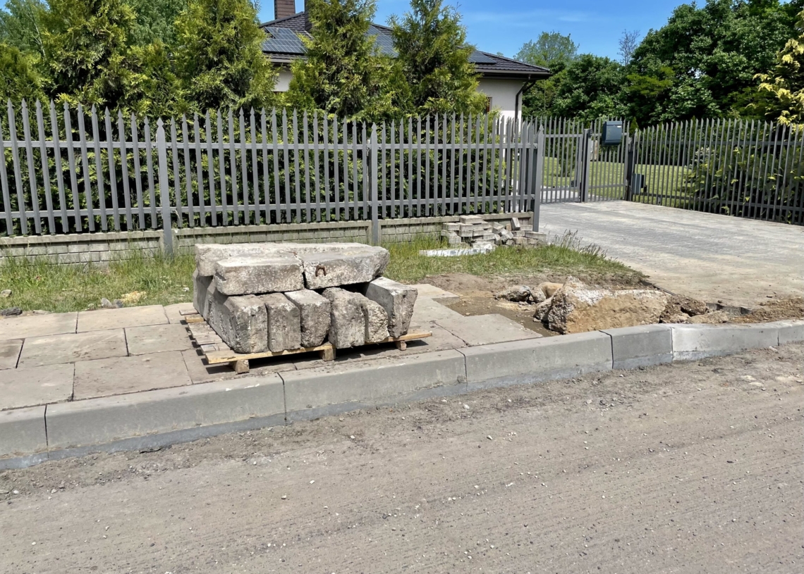 Mija 11 miesięcy od rozpoczęcia budowy kanalizacji na Młynku. Nadal dojazd do terenu rekreacyjnego jest utrudniony [ZDJĘCIA]