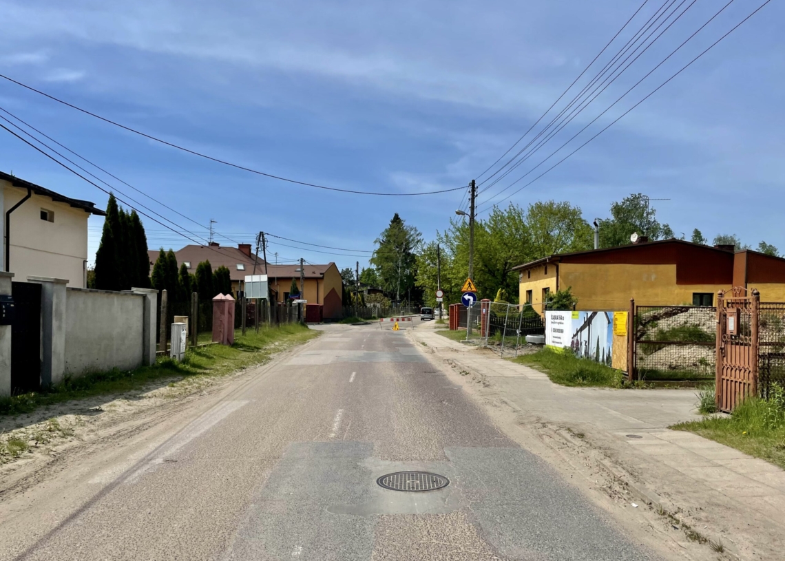 Mija 11 miesięcy od rozpoczęcia budowy kanalizacji na Młynku. Nadal dojazd do terenu rekreacyjnego jest utrudniony [ZDJĘCIA]