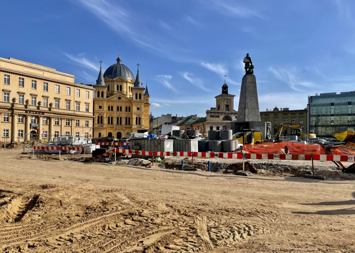 Przebudowa Placu Wolności. Coraz więcej betonu między wykopami [ZDJĘCIA + WIDEO]