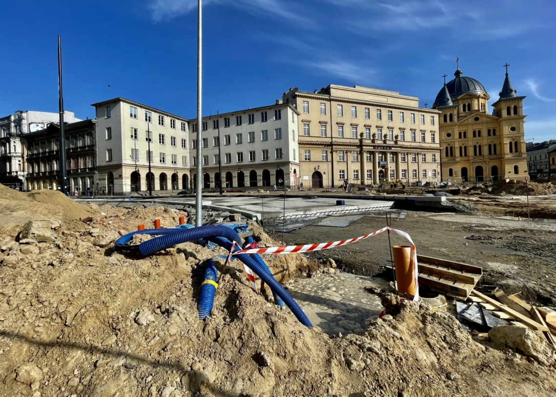 Przebudowa Placu Wolności. Coraz więcej betonu między wykopami [ZDJĘCIA + WIDEO]