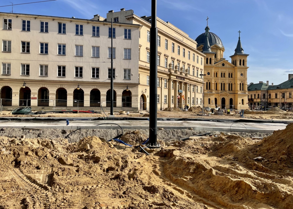 Przebudowa Placu Wolności. Coraz więcej betonu między wykopami [ZDJĘCIA + WIDEO]