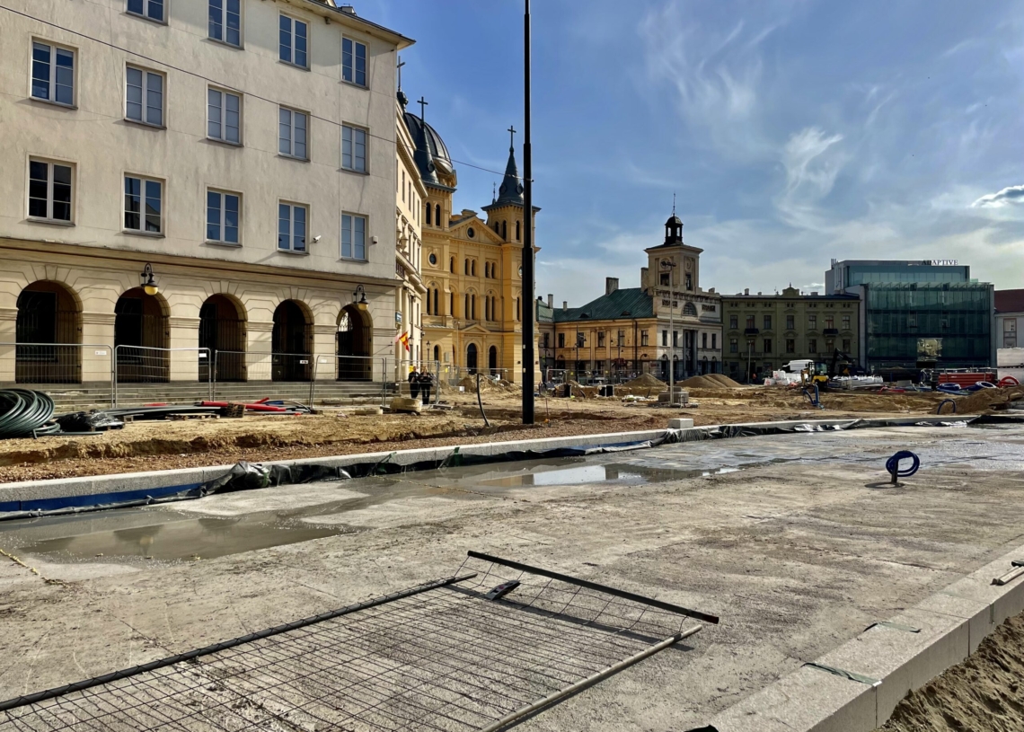 Przebudowa Placu Wolności. Coraz więcej betonu między wykopami [ZDJĘCIA + WIDEO]