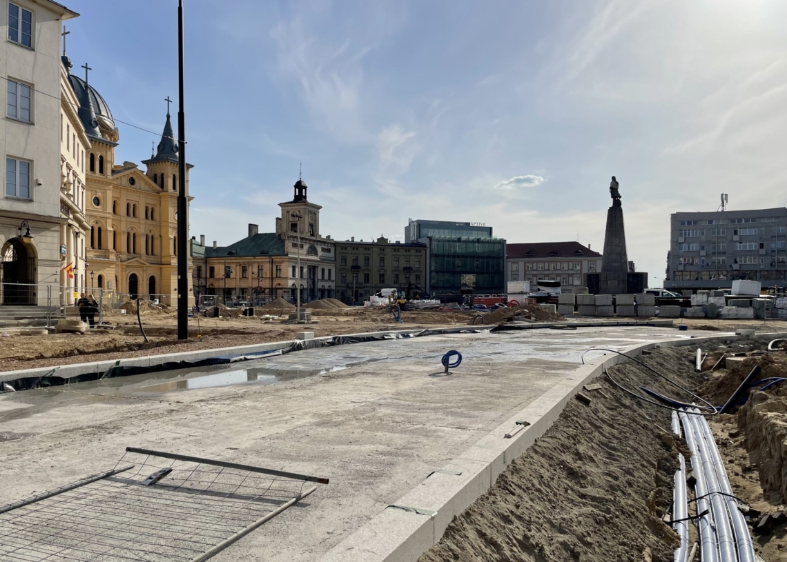 Przebudowa Placu Wolności. Coraz więcej betonu między wykopami [ZDJĘCIA + WIDEO]