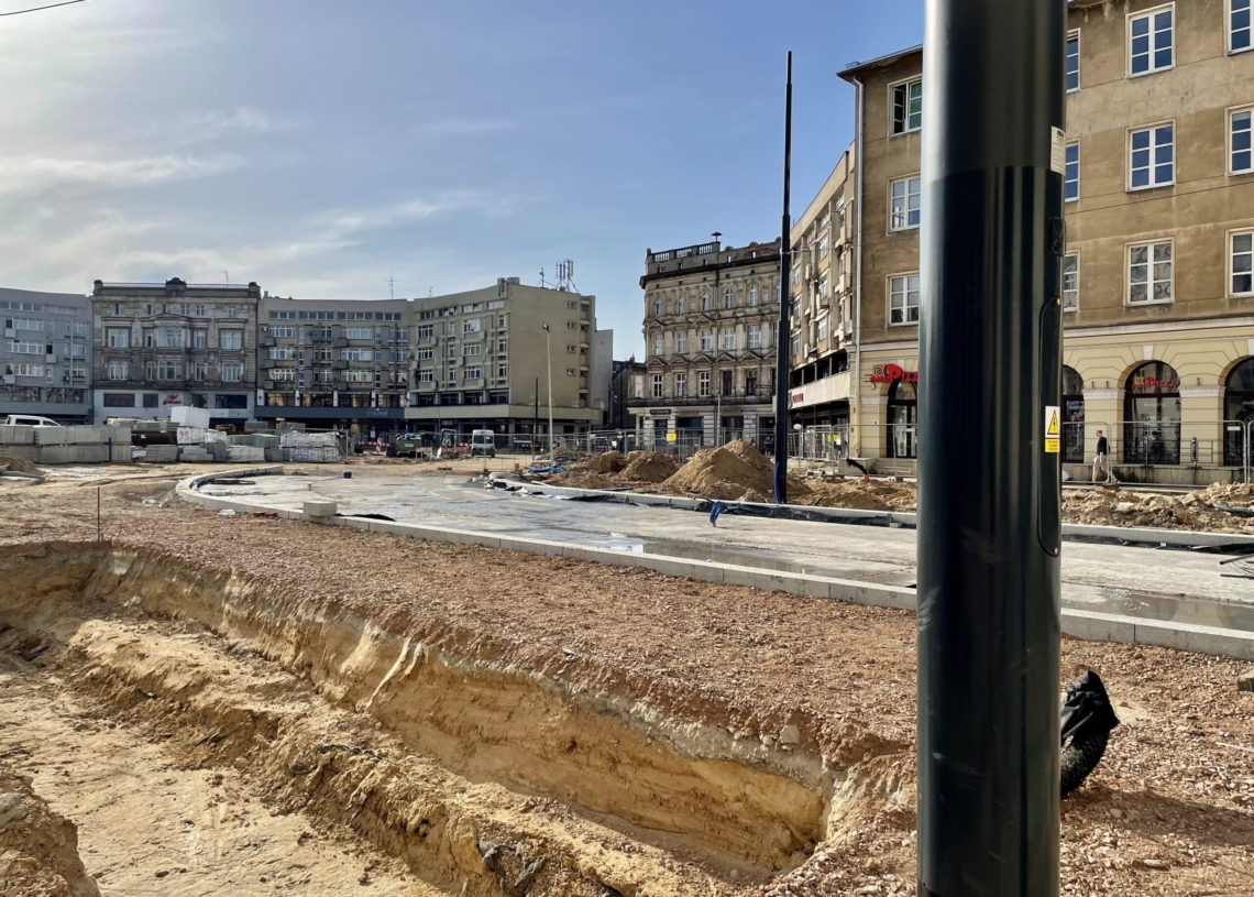 Przebudowa Placu Wolności. Coraz więcej betonu między wykopami [ZDJĘCIA + WIDEO]