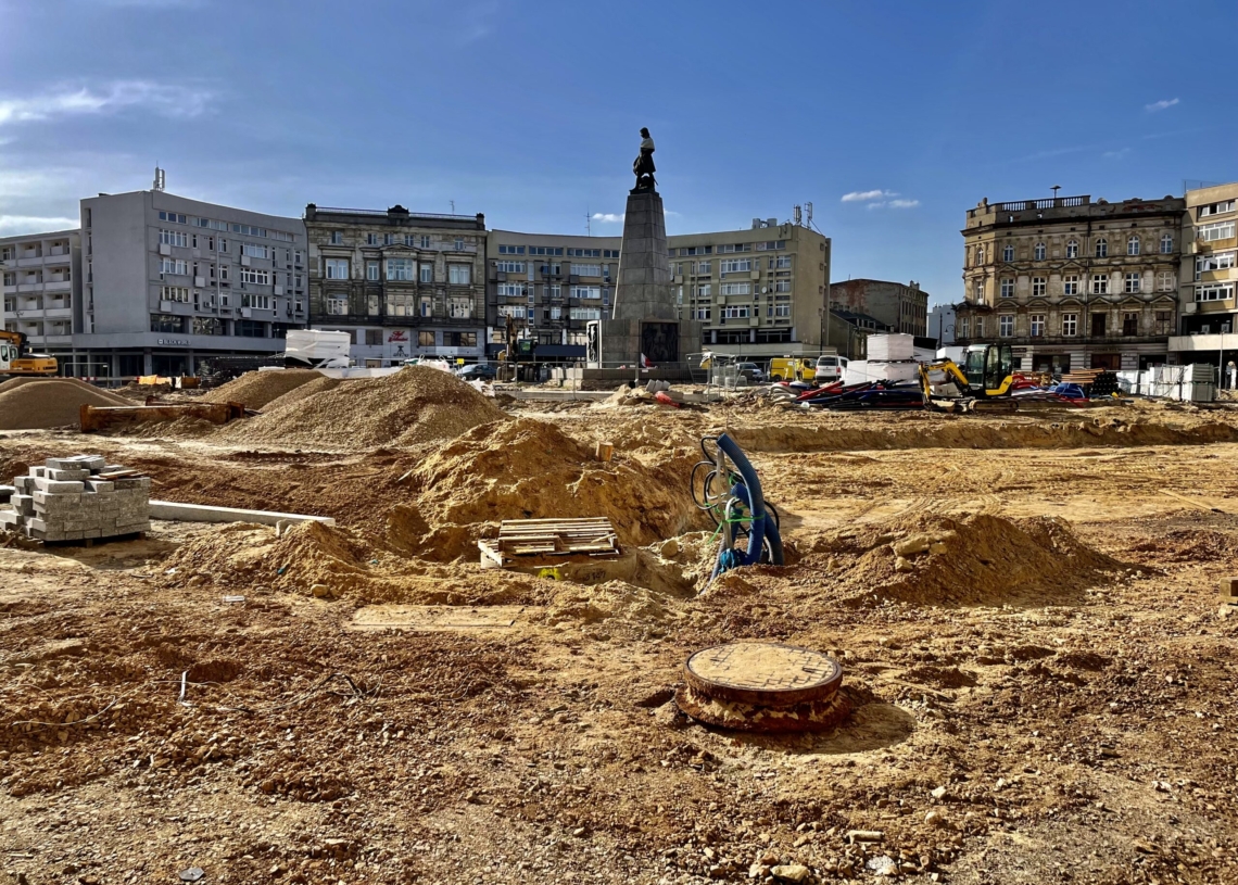 Przebudowa Placu Wolności. Coraz więcej betonu między wykopami [ZDJĘCIA + WIDEO]