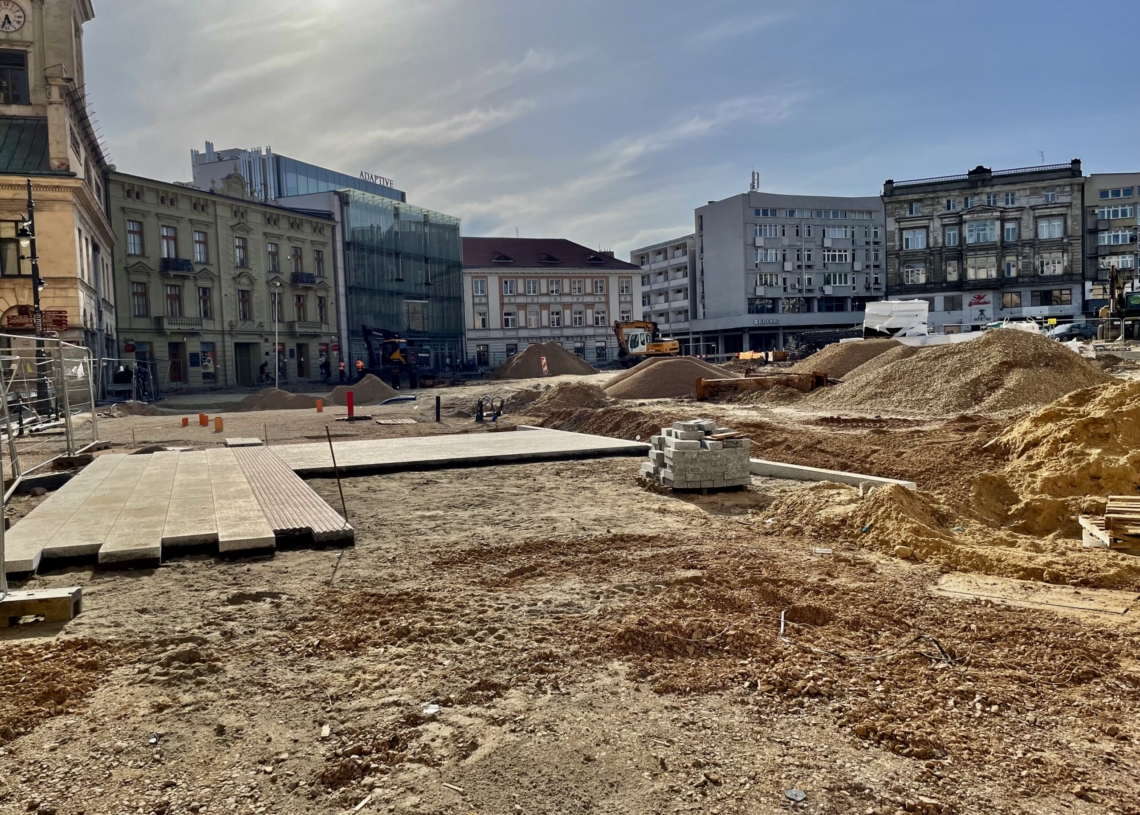 Przebudowa Placu Wolności. Coraz więcej betonu między wykopami [ZDJĘCIA + WIDEO]