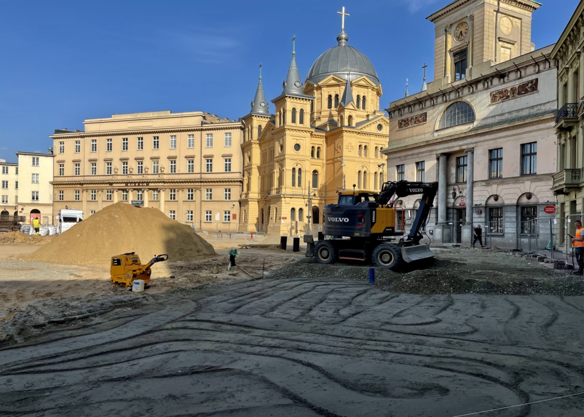 Przebudowa Placu Wolności. Coraz więcej betonu między wykopami [ZDJĘCIA + WIDEO]