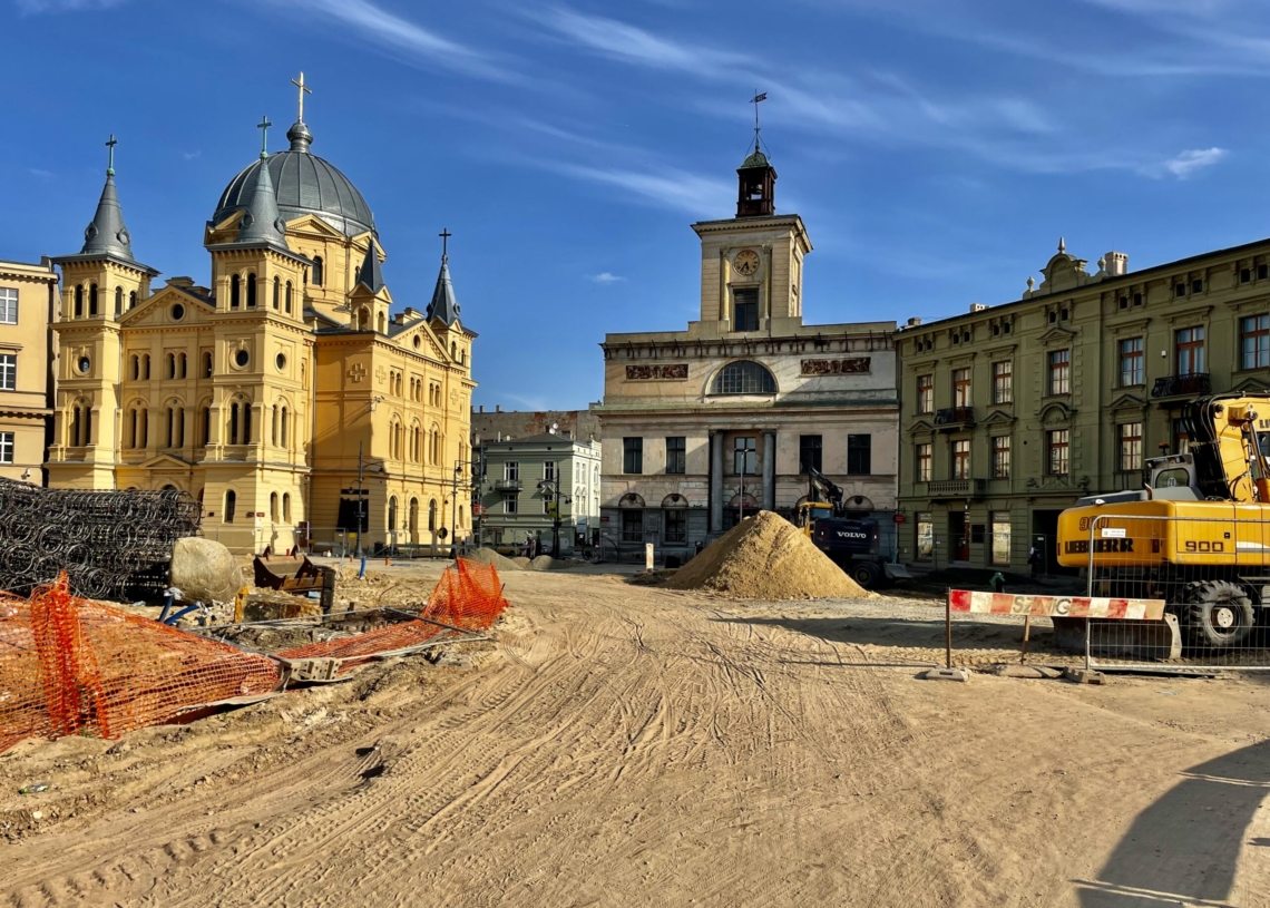 Przebudowa Placu Wolności. Coraz więcej betonu między wykopami [ZDJĘCIA + WIDEO]