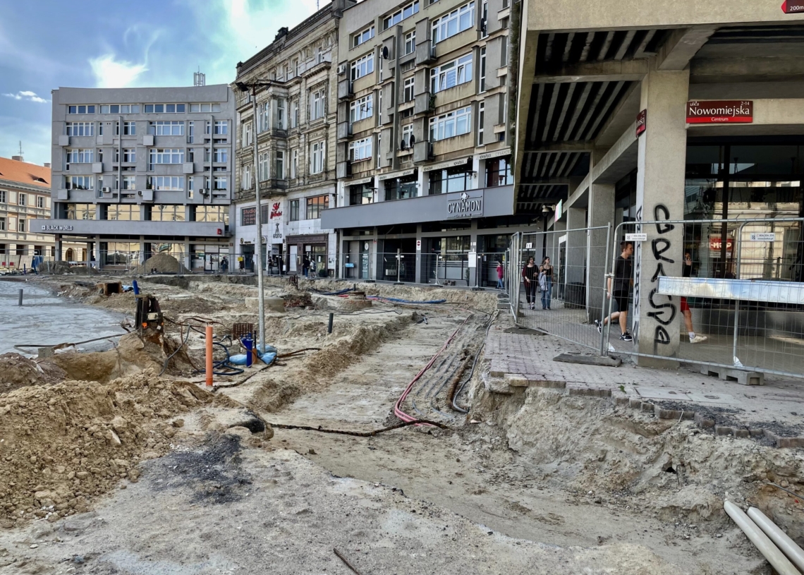 Przebudowa Placu Wolności. Coraz więcej betonu między wykopami [ZDJĘCIA + WIDEO]