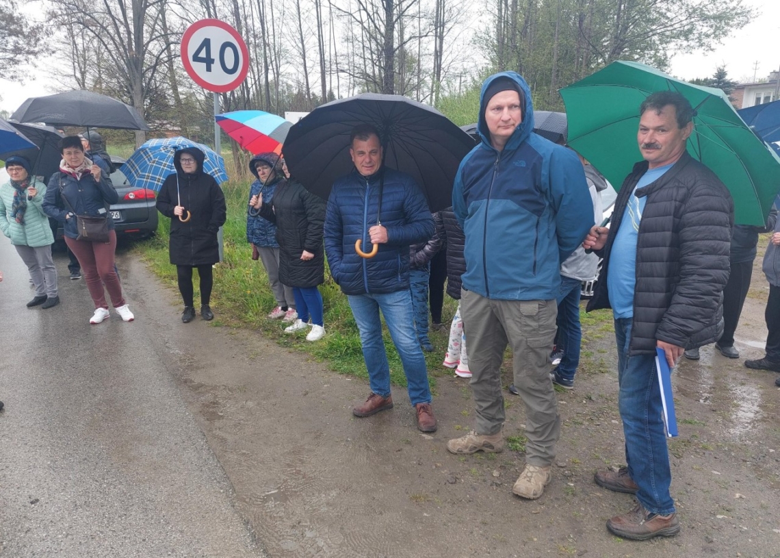 Mieszkańcy Brzeźnia walczą o budowę drogi pieszo-rowerowej