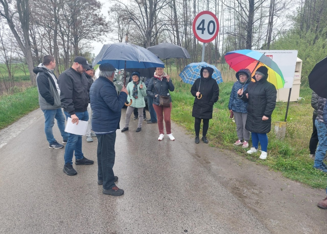 Mieszkańcy Brzeźnia walczą o budowę drogi pieszo-rowerowej