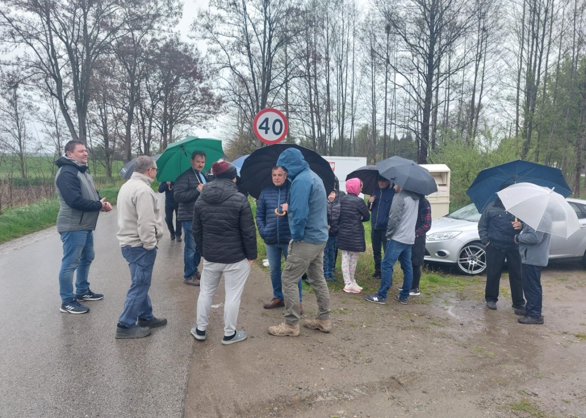 Mieszkańcy Brzeźnia walczą o budowę drogi pieszo-rowerowej