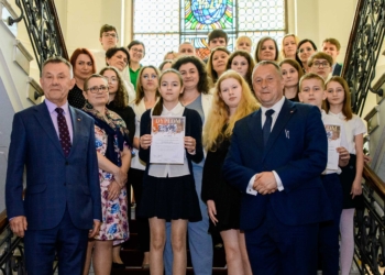 Nagrody konkursu historycznego w Urzedzie Wojewodzkim.18 1