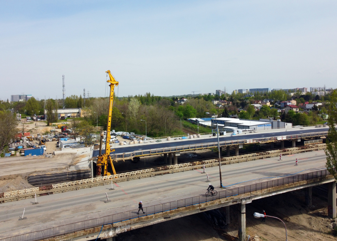 Modernizacja wiaduktów na Przybyszewskiego. W maju na północnej estakadzie ma się pojawić asfalt