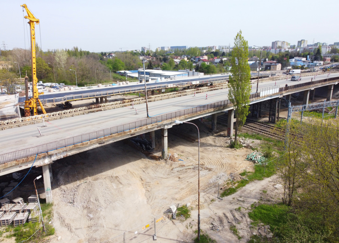 Modernizacja wiaduktów na Przybyszewskiego. W maju na północnej estakadzie ma się pojawić asfalt