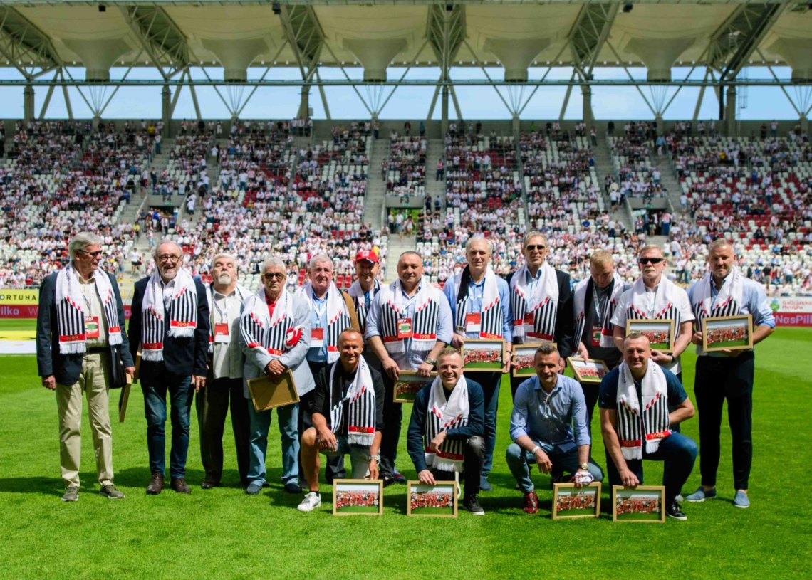 Mistrzowie Polski z 1998 roku na meczu ŁKS-u z Resovią