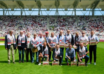 Mistrzowie Polski z 1998 roku na meczu ŁKS-u z Resovią