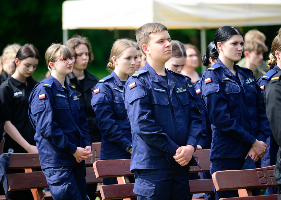 Zespół Szkół Mundurowo-Technicznych w Ostrowie z nowym sztandarem i patronem