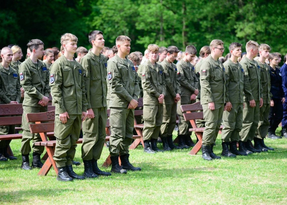 Zespół Szkół Mundurowo-Technicznych w Ostrowie z nowym sztandarem i patronem