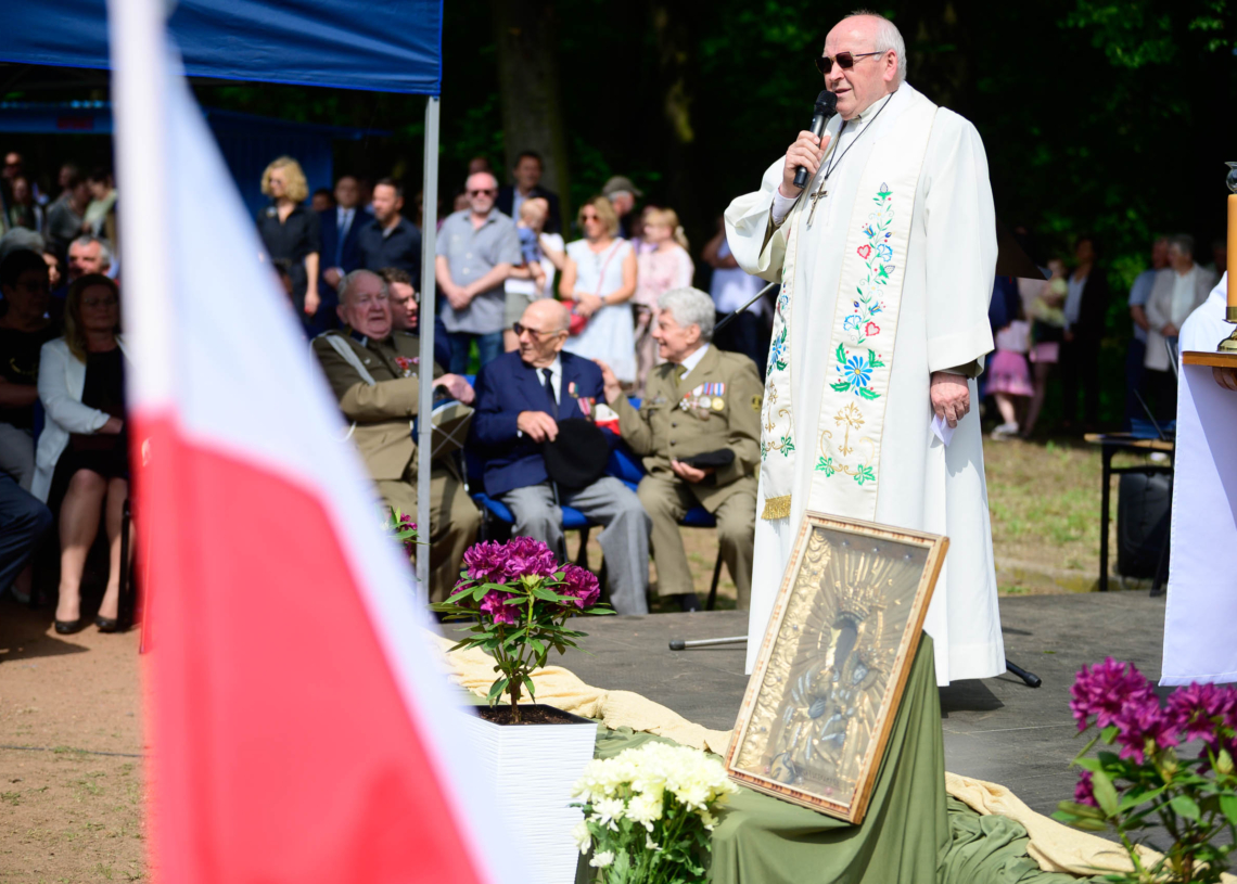 Zespół Szkół Mundurowo-Technicznych w Ostrowie z nowym sztandarem i patronem