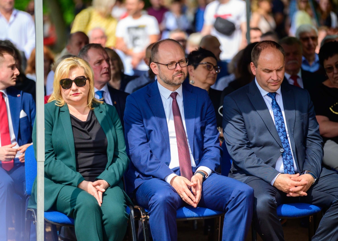 Zespół Szkół Mundurowo-Technicznych w Ostrowie z nowym sztandarem i patronem