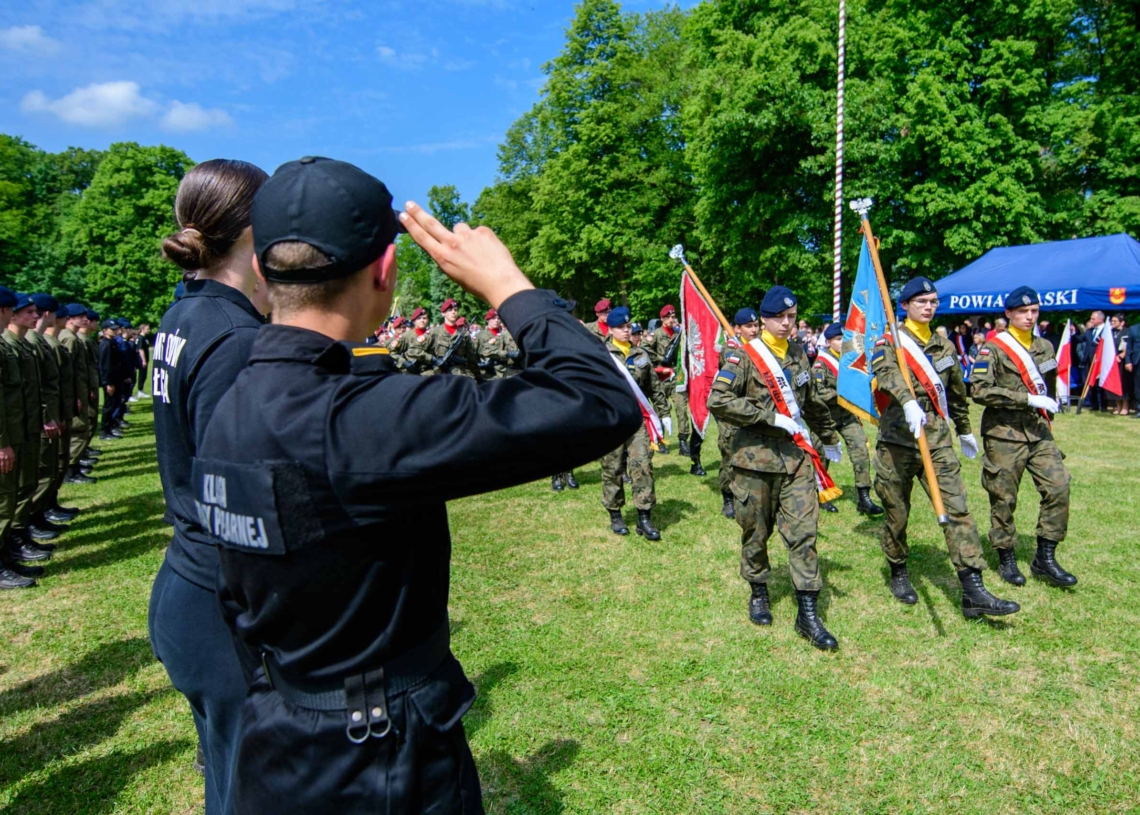 Zespół Szkół Mundurowo-Technicznych w Ostrowie z nowym sztandarem i patronem