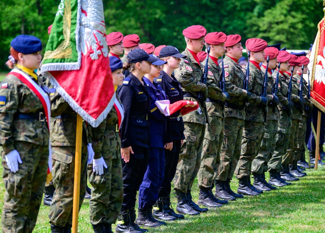 Zespół Szkół Mundurowo-Technicznych w Ostrowie z nowym sztandarem i patronem