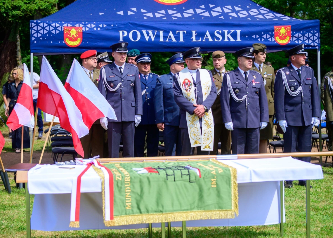Zespół Szkół Mundurowo-Technicznych w Ostrowie z nowym sztandarem i patronem