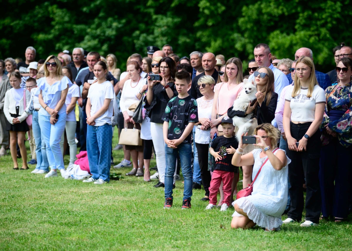 Zespół Szkół Mundurowo-Technicznych w Ostrowie z nowym sztandarem i patronem