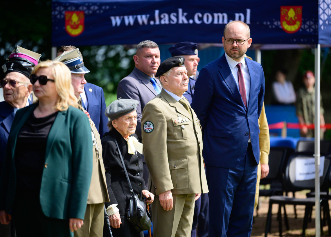 Zespół Szkół Mundurowo-Technicznych w Ostrowie z nowym sztandarem i patronem