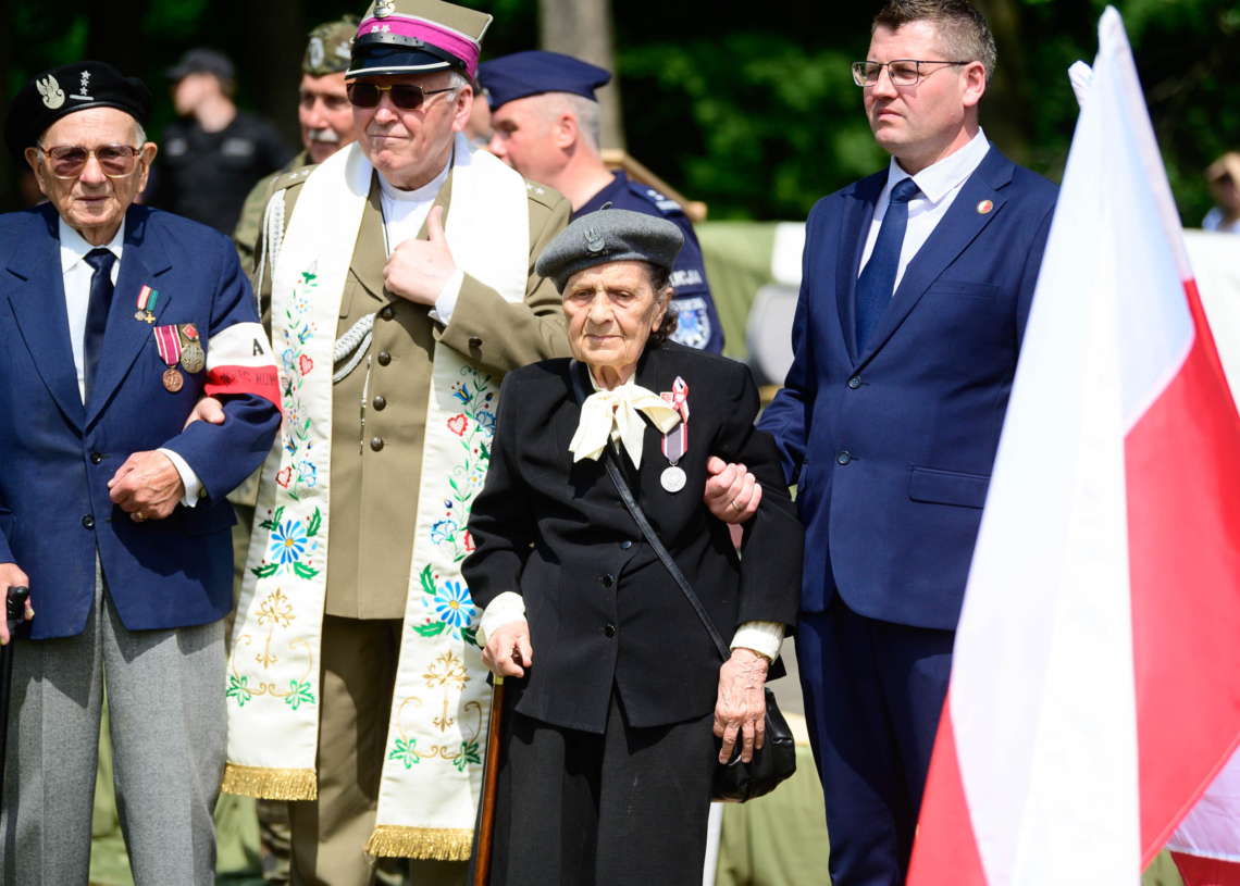 Zespół Szkół Mundurowo-Technicznych w Ostrowie z nowym sztandarem i patronem
