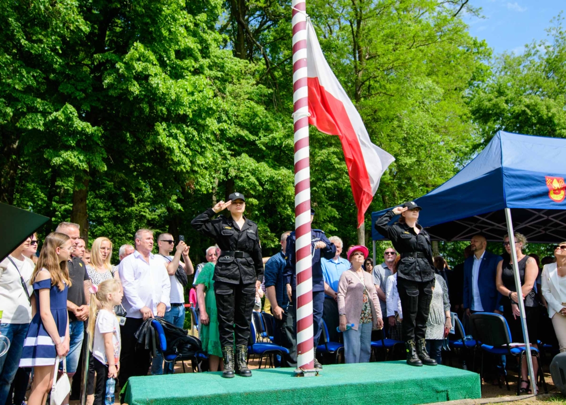 Zespół Szkół Mundurowo-Technicznych w Ostrowie z nowym sztandarem i patronem