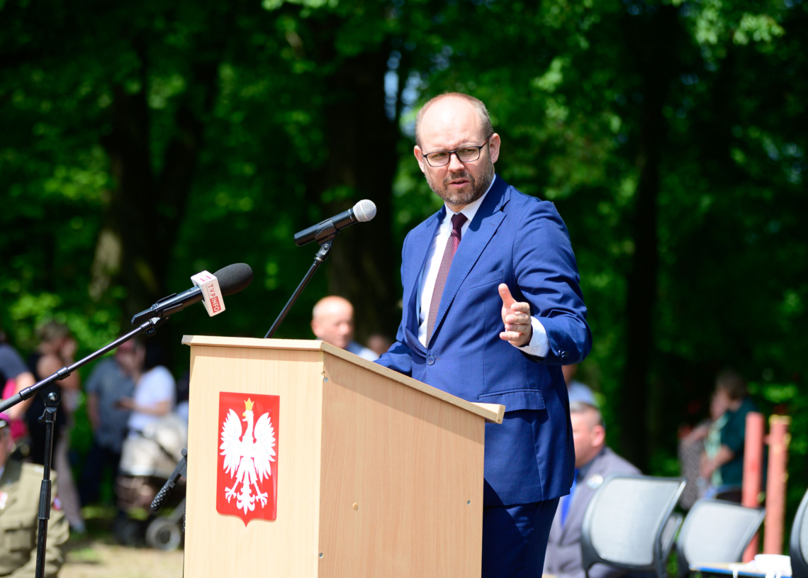Zespół Szkół Mundurowo-Technicznych w Ostrowie z nowym sztandarem i patronem