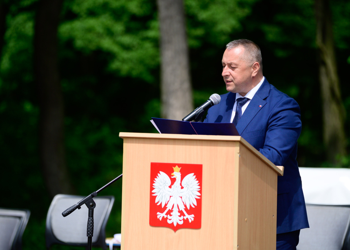 Zespół Szkół Mundurowo-Technicznych w Ostrowie z nowym sztandarem i patronem