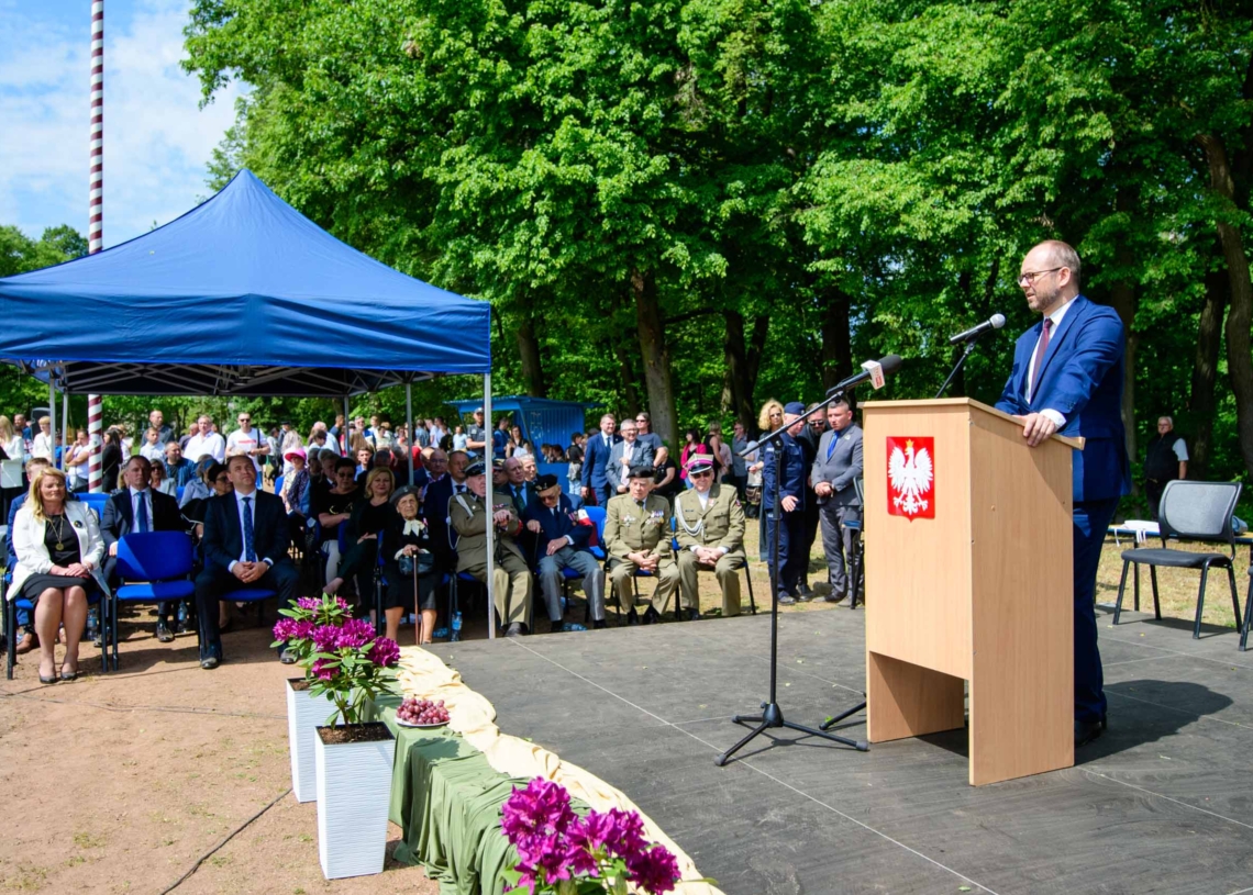 Zespół Szkół Mundurowo-Technicznych w Ostrowie z nowym sztandarem i patronem