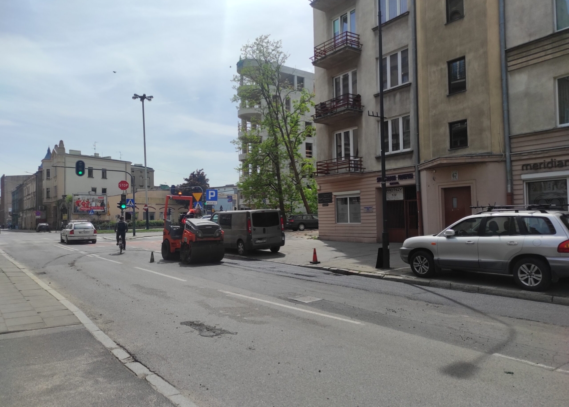 Drogowcy wymieniają fragmenty zniszczonego asfaltu na Wólczańskiej, Sienkiewicza i Abramowskiego