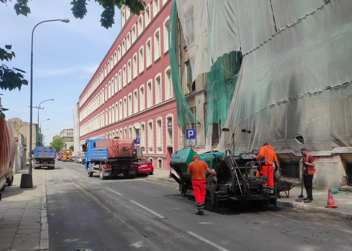 Drogowcy wymieniają fragmenty zniszczonego asfaltu na Wólczańskiej, Sienkiewicza i Abramowskiego