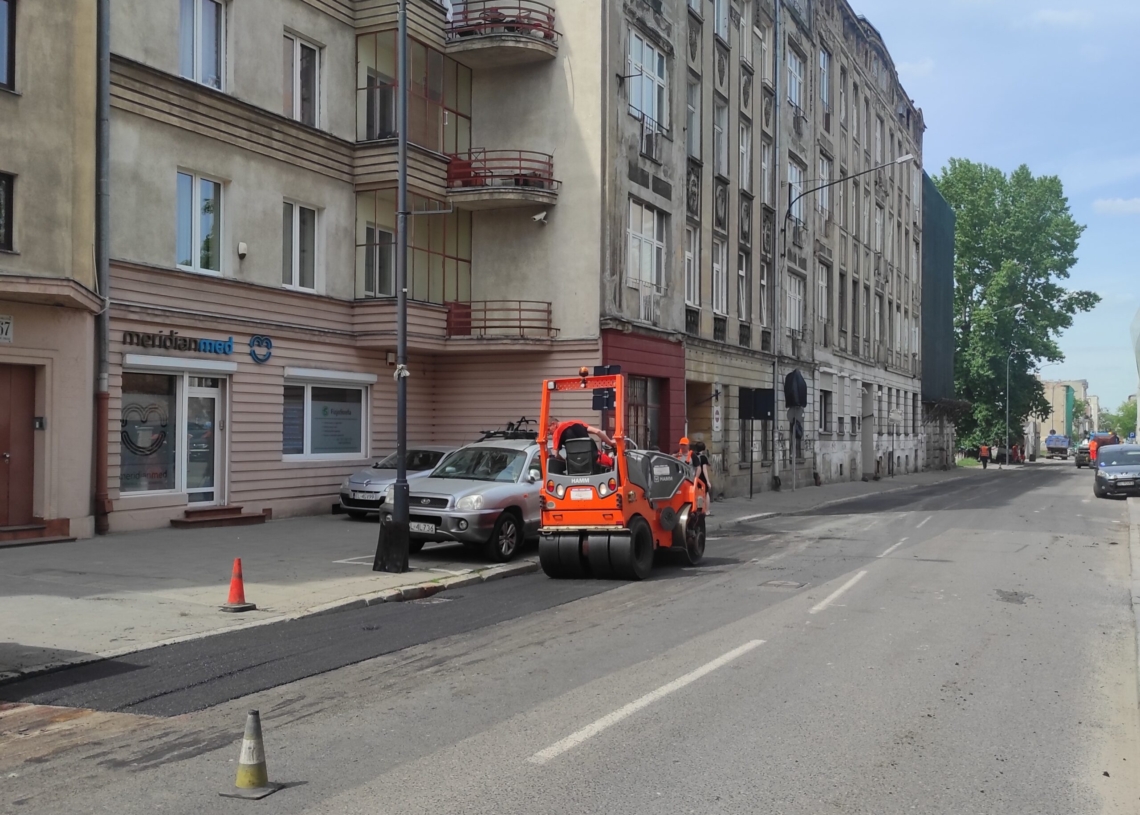 Drogowcy wymieniają fragmenty zniszczonego asfaltu na Wólczańskiej, Sienkiewicza i Abramowskiego