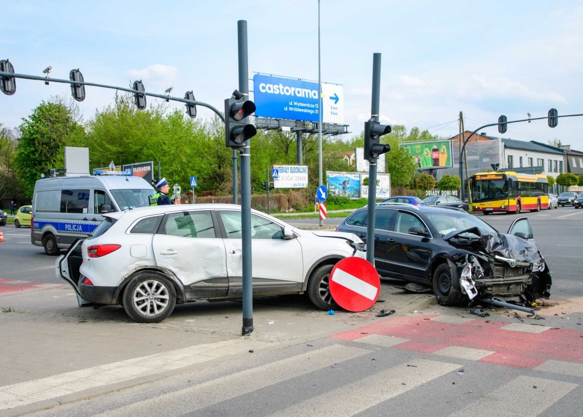 Wypadek na Bałutach. Zderzenie dwóch osobówek na skrzyżowaniu Inflanckiej z Zagajnikową