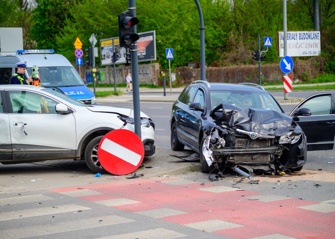 Wypadek na Bałutach. Zderzenie dwóch osobówek na skrzyżowaniu Inflanckiej z Zagajnikową