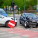 Wypadek na Bałutach. Zderzenie dwóch osobówek na skrzyżowaniu Inflanckiej z Zagajnikową