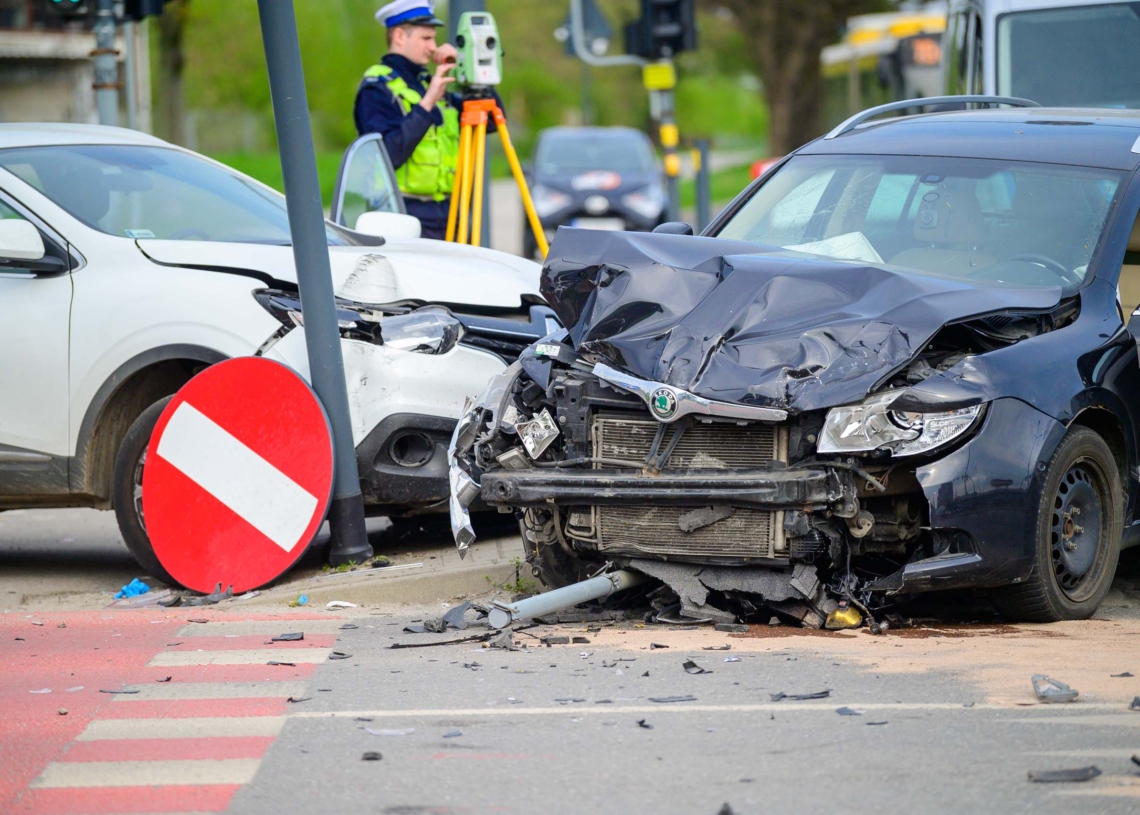 Wypadek na Bałutach. Zderzenie dwóch osobówek na skrzyżowaniu Inflanckiej z Zagajnikową